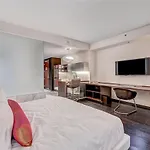 Stunning Escape Top Floor Strip-View Studio 31316