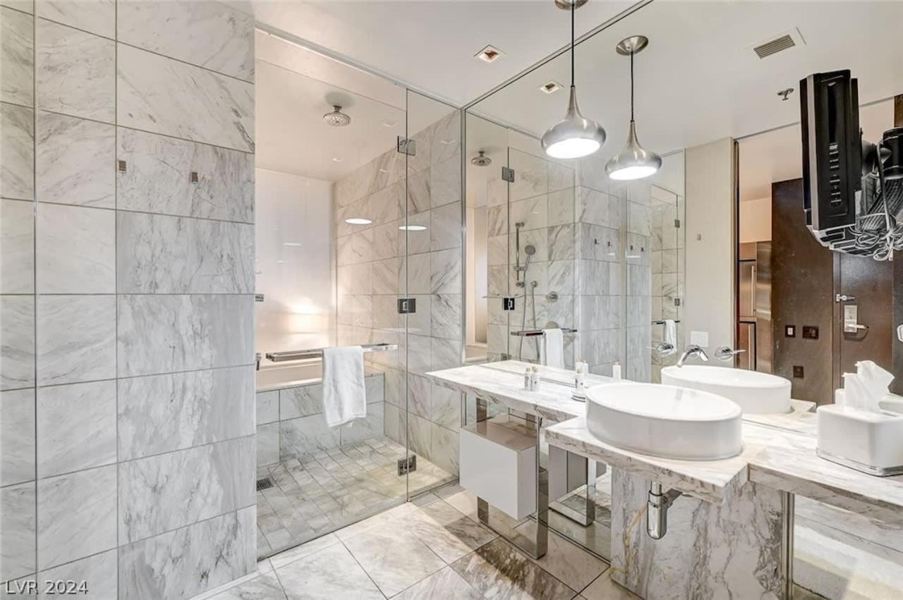 Stunning Escape Floor Strip-view 31316 Inn